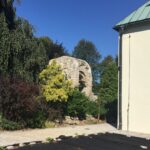 17.09.2020. Kąty Stare. Pozostalości kaplicy św. Anny przy kompleksie klasztornym - kaplica zniszczona podczas wysadzenia przez Niemców kościoła w 1944 roku / ks. Witold Januś