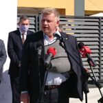 14.09.2020. Ostrowiec Św. Placówka PSG wróciła do miasta. Na zdjęciu (przemawia): senator Jarosław Rusiecki / Emilia Sitarska / Radio Kielce
