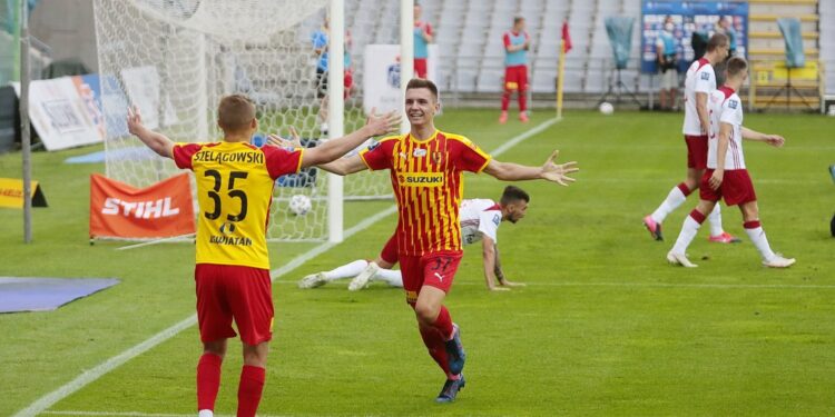 18.07.2020. Kielce. 37. kolejka PKO Ekstraklasy: Korona Kielce - ŁKS Łódź. Na zdjęciu (od lewej): Daniel Szelągowski i Iwo Kaczmarski / Wiktor Taszłow / Radio Kielce