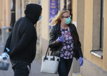 16.04.2020. Kielce. Mieszkańcy w maseczkach / Wiktor Taszłow / Radio Kielce