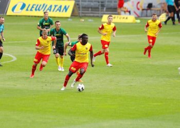 05.09.2020. Kielce. 2. kolejka Fortuna 1. ligi: Korona Kielce - GKS 1962 Jastrzębie. Na zdjęciu (przy piłce): Émile Thiakane / Jarosław Kubalski / Radio Kielce