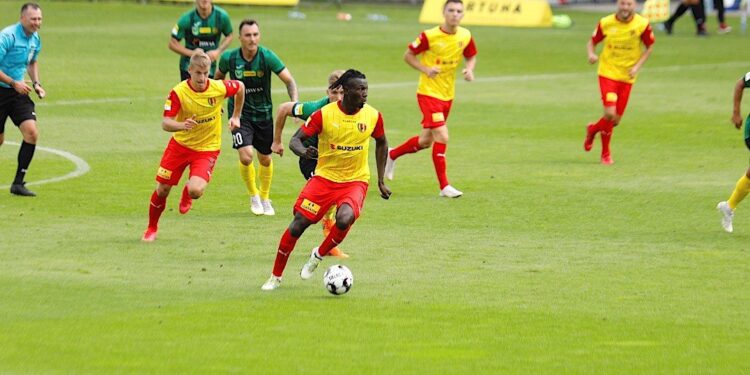 05.09.2020. Kielce. 2. kolejka Fortuna 1. ligi: Korona Kielce - GKS 1962 Jastrzębie. Na zdjęciu (przy piłce): Émile Thiakane / Jarosław Kubalski / Radio Kielce