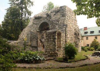 17.09.2020. Kąty Stare. Ruiny kaplicy św. Anny / ks. Witold Januś