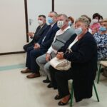 22.09.2020 Janik. Otwarcie po remoncie stołówki w Zespole Szkolno-Przedszkolnym. W pierwszym rzędzie (od lewej): poseł Andrzej Kryj, Lech Łodej - burmistrz Kunowa, senator Jarosław Rusiecki, Katarzyna Banasik - radna z Wymysłowa. / Emilia Sitarska / Radio Kielce