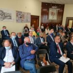 28.09.2020 Opatów. Konsultacje w sprawie strategii województwa świętokrzyskiego. Na zdjęciu w pierwszym rzędzie (od lewej): Szymon Sidor - wójt Wojciechowic, Andrzej Grządziel - wójt Lipnika, Marek Staniek - wójt Iwanisk, Grzegorz Gajewski - burmistrz Opatowa / Emilia Sitarska / Radio Kielce