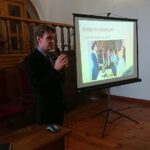 26.09.2020 Wąchock. Spotkanie w ramach Europejskich Dni Dziedzictwa w opactwie ojców cystersów. Przemawia: Paweł Kołodziejski - dyrektor Muzeum Przyrody i Techniki w Starachowicach / Anna Głąb / Radio Kielce