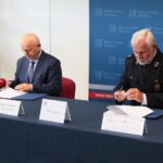 23.09.2020. Morawica. Przekazanie sprzętu dla jednostek OSP gminy Morawica. Na zdjęciu (od lewej): Marian Buras - burmistrz Morawicy, Lucjan Pietrzczyk - prezes OSP Bilcza / Wiktor Taszłow / Radio Kielce