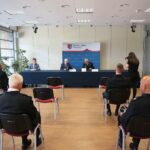 23.09.2020. Morawica. Przekazanie sprzętu dla jednostek OSP gminy Morawica. Na zdjęciu (od lewej): Krzysztof Słoń - senator, Marian Buras - burmistrz Morawicy, Stefan Piotrowski - prezes OSP Brudzów  / Wiktor Taszłow / Radio Kielce