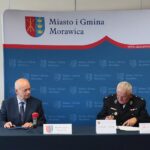 23.09.2020. Morawica. Przekazanie sprzętu dla jednostek OSP gminy Morawica. Na zdjęciu (od lewej): Marian Buras - burmistrz Morawicy, Stefan Piotrowski - prezes OSP Brudzów / Wiktor Taszłow / Radio Kielce