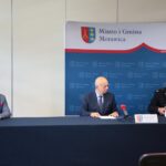 23.09.2020. Morawica. Przekazanie sprzętu dla jednostek OSP gminy Morawica. Na zdjęciu (od lewej): Krzysztof Słoń - senator, Marian Buras - burmistrz Morawicy, Jan Tworek - prezes OSP Morawica / Wiktor Taszłow / Radio Kielce