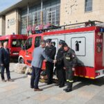 23.09.2020. Morawica. Przekazanie sprzętu dla jednostek OSP gminy Morawica. Sprzęt przekazują (od lewej): Marian Buras - burmistrz Morawicy i Krzysztof Słoń - senator / Wiktor Taszłow / Radio Kielce