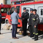 23.09.2020. Morawica. Przekazanie sprzętu dla jednostek OSP gminy Morawica. Sprzęt przekazują (od lewej): Marian Buras - burmistrz Morawicy i Krzysztof Słoń - senator / Wiktor Taszłow / Radio Kielce