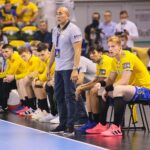 23.09.2020 Kielce. Liga Mistrzów. Mecz Łomża Vive Kielce - MOL Pick Szeged. Na zdjęciu (w środku): Talant Dujszebajew / Wiktor Taszłow / Radio Kielce