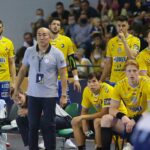 23.09.2020 Kielce. Liga Mistrzów. Mecz Łomża Vive Kielce - MOL Pick Szeged. Na zdjęciu (w środku): Talant Dujszebajew / Wiktor Taszłow / Radio Kielce