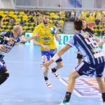 23.09.2020 Kielce. Liga Mistrzów. Mecz Łomża Vive Kielce - MOL Pick Szeged. Na zdjęciu (w środku): Branko Vujović / Wiktor Taszłow / Radio Kielce