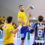 23.09.2020 Kielce. Liga Mistrzów. Mecz Łomża Vive Kielce - MOL Pick Szeged. Na zdjęciu (w środku): Branko Vujović / Wiktor Taszłow / Radio Kielce