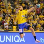 23.09.2020 Kielce. Liga Mistrzów. Mecz Łomża Vive Kielce - MOL Pick Szeged. Na zdjęciu (w środku): Branko Vujović / Wiktor Taszłow / Radio Kielce