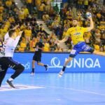 23.09.2020 Kielce. Liga Mistrzów. Mecz Łomża Vive Kielce - MOL Pick Szeged. Na zdjęciu (w środku): Branko Vujović / Wiktor Taszłow / Radio Kielce