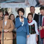 24.09.2020. Łopuszno. Otwarcie Centrum Edukacji Lokalnej. Przemawia Elżbieta Korus - dyrektor Regionalnego Ośrodka Polityki Społecznej / Wiktor Taszłow / Radio Kielce