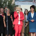 24.09.2020. Łopuszno. Otwarcie Centrum Edukacji Lokalnej. Przemawia Katarzyna Kubicka - dyrektor departamentu wdrażania europejskiego funduszu społecznego / Wiktor Taszłow / Radio Kielce