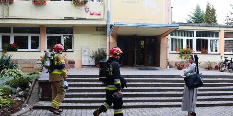 24.09.2020. Kielce. Alarm bombowy w Szkole Podstawowej Sióstr Nazaretanek / Wiktor Taszłow / Radio Kielce