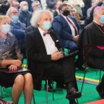 28.09.2020. Kielce. SACROEXPO - XXI Międzynarodowa Wystawa Budownictwa i Wyposażenia Kościołów, Sztuki Sakralnej i Dewocjonaliów. Na zdjęciu (od lewej): Bożena Staniek - wiceprezes Zarządu Targów Kielce, Andrzej Mochoń - prezes zarządu Targów Kielce, Salvatore Pennacchio - nuncjusz apostolski w Polsce / Wiktor Taszłow / Radio Kielce