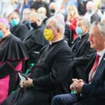 28.09.2020. Kielce. SACROEXPO - XXI Międzynarodowa Wystawa Budownictwa i Wyposażenia Kościołów, Sztuki Sakralnej i Dewocjonaliów. Na zdjęciu (od lewej): Salvatore Pennacchio - nuncjusz apostolski w Polsce, biskup Jan Piotrowski, Zbigniew Koniusz - wojewoda świętokrzyski / Wiktor Taszłow / Radio Kielce