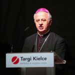 28.09.2020. Kielce. SACROEXPO - XXI Międzynarodowa Wystawa Budownictwa i Wyposażenia Kościołów, Sztuki Sakralnej i Dewocjonaliów. Na zdjęciu: biskup Jan Piotrowski / Wiktor Taszłow / Radio Kielce