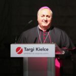 28.09.2020. Kielce. SACROEXPO - XXI Międzynarodowa Wystawa Budownictwa i Wyposażenia Kościołów, Sztuki Sakralnej i Dewocjonaliów. Na zdjęciu: Salvatore Pennacchio - nuncjusz apostolski w Polsce / Wiktor Taszłow / Radio Kielce