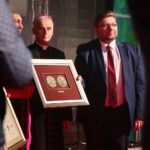 28.09.2020. Kielce. SACROEXPO - XXI Międzynarodowa Wystawa Budownictwa i Wyposażenia Kościołów, Sztuki Sakralnej i Dewocjonaliów. Na zdjęciu (od lewej): biskup Marian Florczyk, Paweł Łukaszewski / Wiktor Taszłow / Radio Kielce