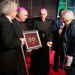 28.09.2020. Kielce. SACROEXPO - XXI Międzynarodowa Wystawa Budownictwa i Wyposażenia Kościołów, Sztuki Sakralnej i Dewocjonaliów. Na zdjęciu (od lewej): Andrzej Mochoń - prezes zarządu Targów Kielce, Salvatore Pennacchio - nuncjusz apostolski w Polsce, biskup Marian Florczyk, Agnieszka Skąpska / Wiktor Taszłow / Radio Kielce