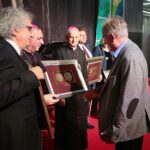 28.09.2020. Kielce. SACROEXPO - XXI Międzynarodowa Wystawa Budownictwa i Wyposażenia Kościołów, Sztuki Sakralnej i Dewocjonaliów. Na zdjęciu (od lewej): Andrzej Mochoń - prezes zarządu Targów Kielce, Salvatore Pennacchio - nuncjusz apostolski w Polsce, biskup Marian Florczyk, Leszek Sosnowski - prezes wydawnictwa Biały Kruk / Wiktor Taszłow / Radio Kielce