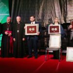 28.09.2020. Kielce. SACROEXPO - XXI Międzynarodowa Wystawa Budownictwa i Wyposażenia Kościołów, Sztuki Sakralnej i Dewocjonaliów. Na zdjęciu (od lewej): Andrzej Mochoń - prezes zarządu Targów Kielce, Salvatore Pennacchio - nuncjusz apostolski w Polsce, biskup Marian Florczyk, Paweł Łukaszewski, Agnieszka Skąpska, Leszek Sosnowski - prezes wydawnictwa Biały Kruk / Wiktor Taszłow / Radio Kielce