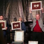 28.09.2020. Kielce. SACROEXPO - XXI Międzynarodowa Wystawa Budownictwa i Wyposażenia Kościołów, Sztuki Sakralnej i Dewocjonaliów. Na zdjęciu (od lewej): Paweł Łukaszewski, Agnieszka Skąpska, Leszek Sosnowski - prezes wydawnictwa Biały Kruk / Wiktor Taszłow / Radio Kielce