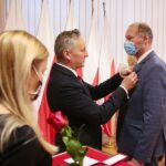 28.09.2020. Kielce. Wręczenie Medali Stulecia Odzyskania Niepodległości oraz Złotych Krzyży Zasługi. Na zdjęciu (w środku od lewej): Zbigniew Koniusz - wojewoda świętokrzyski, Dariusz Józef Kopania / Wiktor Taszłow / Radio Kielce