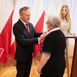 28.09.2020. Kielce. Wręczenie Medali Stulecia Odzyskania Niepodległości oraz Złotych Krzyży Zasługi. Na zdjęciu (w środku od lewej): Zbigniew Koniusz - wojewoda świętokrzyski, Marianna Janina Bęc / Wiktor Taszłow / Radio Kielce