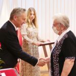 28.09.2020. Kielce. Wręczenie Medali Stulecia Odzyskania Niepodległości oraz Złotych Krzyży Zasługi. Na zdjęciu (w środku od lewej): Zbigniew Koniusz - wojewoda świętokrzyski, Marianna Janina Bęc / Wiktor Taszłow / Radio Kielce