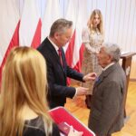 28.09.2020. Kielce. Wręczenie Medali Stulecia Odzyskania Niepodległości oraz Złotych Krzyży Zasługi. Na zdjęciu (w środku od lewej): Zbigniew Koniusz - wojewoda świętokrzyski, Czesław Krzywdziński / Wiktor Taszłow / Radio Kielce