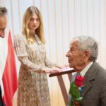 28.09.2020. Kielce. Wręczenie Medali Stulecia Odzyskania Niepodległości oraz Złotych Krzyży Zasługi. Na zdjęciu (od lewej): Zbigniew Koniusz - wojewoda świętokrzyski, Ewa Łukomska - rzecznik wojewody świętokrzyskiego, Czesław Krzywdziński / Wiktor Taszłow / Radio Kielce