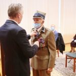 28.09.2020. Kielce. Wręczenie Medali Stulecia Odzyskania Niepodległości oraz Złotych Krzyży Zasługi. Na zdjęciu (od lewej): Zbigniew Koniusz - wojewoda świętokrzyski, Władysław Nowak / Wiktor Taszłow / Radio Kielce