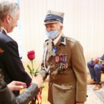 28.09.2020. Kielce. Wręczenie Medali Stulecia Odzyskania Niepodległości oraz Złotych Krzyży Zasługi. Na zdjęciu (od lewej): Zbigniew Koniusz - wojewoda świętokrzyski, Władysław Nowak / Wiktor Taszłow / Radio Kielce