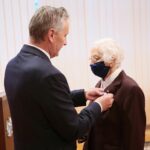 28.09.2020. Kielce. Wręczenie Medali Stulecia Odzyskania Niepodległości oraz Złotych Krzyży Zasługi. Na zdjęciu (od lewej): Zbigniew Koniusz - wojewoda świętokrzyski, Krystyna Julianna Zatorska / Wiktor Taszłow / Radio Kielce