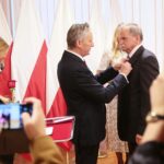 28.09.2020. Kielce. Wręczenie Medali Stulecia Odzyskania Niepodległości oraz Złotych Krzyży Zasługi. Na zdjęciu (od lewej): Zbigniew Koniusz - wojewoda świętokrzyski, Kazimierz Franciszek Plachimowicz / Wiktor Taszłow / Radio Kielce