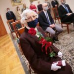 28.09.2020. Kielce. Wręczenie Medali Stulecia Odzyskania Niepodległości oraz Złotych Krzyży Zasługi. Na zdjęciu: Krystyna Julianna Zatorska / Wiktor Taszłow / Radio Kielce