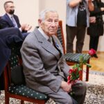 28.09.2020. Kielce. Wręczenie Medali Stulecia Odzyskania Niepodległości oraz Złotych Krzyży Zasługi. Na zdjęciu: Czesław Krzywdziński / Wiktor Taszłow / Radio Kielce