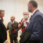 28.09.2020. Kielce. Wręczenie Medali Stulecia Odzyskania Niepodległości oraz Złotych Krzyży Zasługi. Na zdjęciu (od lewej): Zbigniew Koniusz - wojewoda świętokrzyski, Czesław Krzywdziński, Marianna Janina Bęc, Dariusz Józef Kopania / Wiktor Taszłow / Radio Kielce