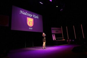 29.09.2020. Kielce. Mała scena KCK. Nagrody "Nadzieje Kielc". Na zdjęciu: Zuzanna Chrabąszcz / Wiktor Taszłow / Radio Kielce