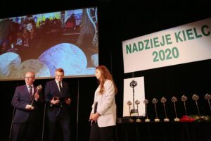 29.09.2020. Kielce. Mała scena KCK. Nagrody "Nadzieje Kielc". Na zdjęciu (od lewej): Jarosław Bukowski - radny, Bogdan Wenta - prezydent Kielc, Katarzyna Borek / Wiktor Taszłow / Radio Kielce