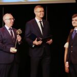 29.09.2020. Kielce. Mała scena KCK. Nagrody "Nadzieje Kielc". Na zdjęciu (od lewej): Jarosław Bukowski - radny, Bogdan Wenta - prezydent Kielc, Wiktor Brożek / Wiktor Taszłow / Radio Kielce