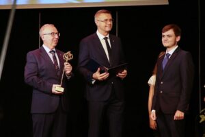 29.09.2020. Kielce. Mała scena KCK. Nagrody "Nadzieje Kielc". Na zdjęciu (od lewej): Jarosław Bukowski - radny, Bogdan Wenta - prezydent Kielc, Wiktor Brożek / Wiktor Taszłow / Radio Kielce